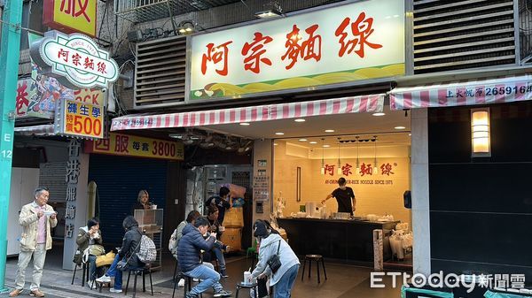 ▲▼西門商圈名店「阿宗麵線」一早就有不少人潮聚集。（圖／記者賴志昶攝）