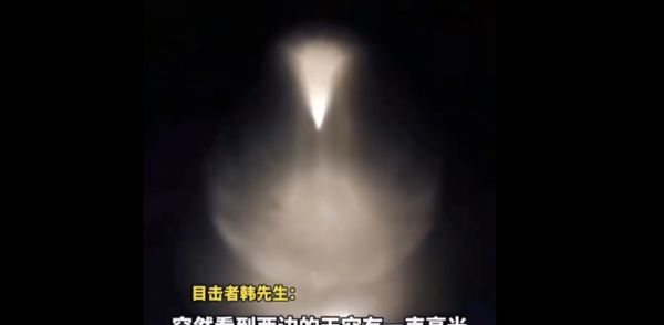 ▲內蒙古多地民眾直擊夜空中的巨型白色不明飛行物體。（圖／翻攝燃新聞）