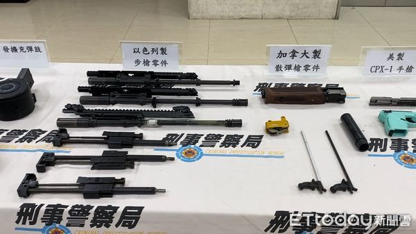 ▲刑事局偵三大隊20日宣布破獲台灣首宗怪手走私槍毒案件，起獲80塊大麻及大批槍械。（圖／記者張君豪翻攝）