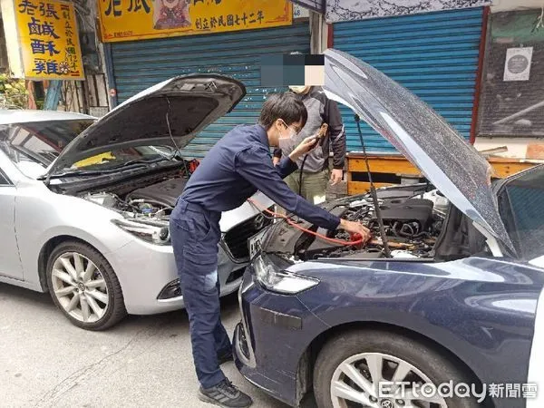 ▲恆春警分局建民派出所所長董志衫、警員鄭名翔協助潘男順利發動車子             。（圖／記者陳崑福翻攝，下同）