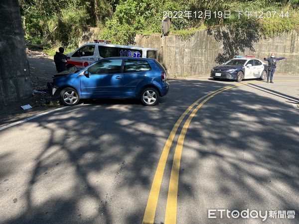 ▲▼苗栗劉姓大學生19日駕車疑似車速過快，行經恭敬路彎道自撞山壁，車頭撞毀、頭部受輕傷。（圖／記者蔡文淵翻攝）