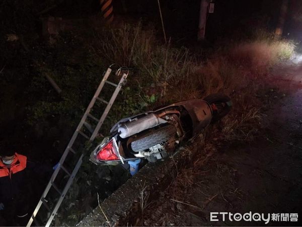 ▲▼台東池上離奇車禍，男疑深夜自撞摔墜橋下亡。（圖／記者楊漢聲翻攝）