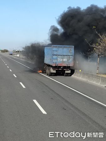 ▲大貨車車頭全面燃燒，消防局出動3部各式救災車輛、5名人員到場搶救。（圖／記者蔡佩旻翻攝）