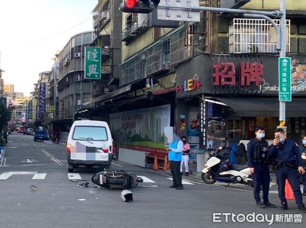 ▲▼三重區環河南路箱型車與機車發生碰撞             。（圖／記者陳以昇翻攝）