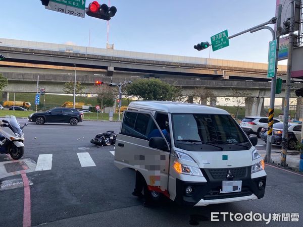 ▲▼三重區環河南路箱型車與機車發生碰撞             。（圖／記者陳以昇翻攝）