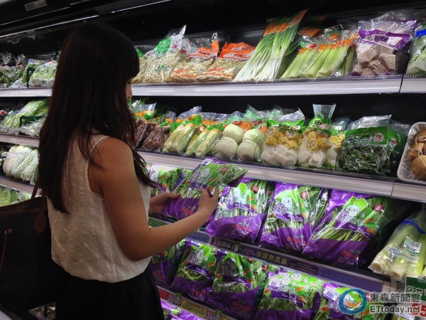 颱風來勢洶洶，量販業者紛紛祭出超低價蔬果搶客。（圖／記者魏妤庭攝）