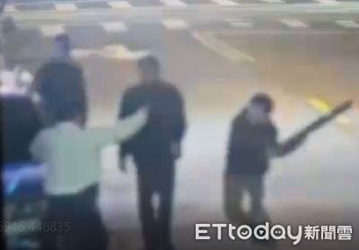 他欠債不還到卡拉OK歡唱　債主巧遇約談判...當街3打1進警局