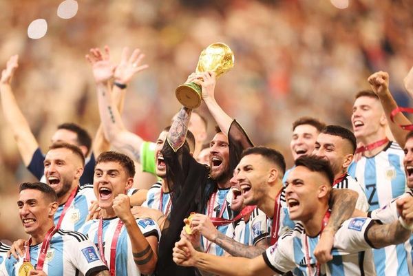 球王梅西（Lionel Messi）率領阿根廷隊捧起大力神盃。（翻攝自阿根廷國家隊推特）