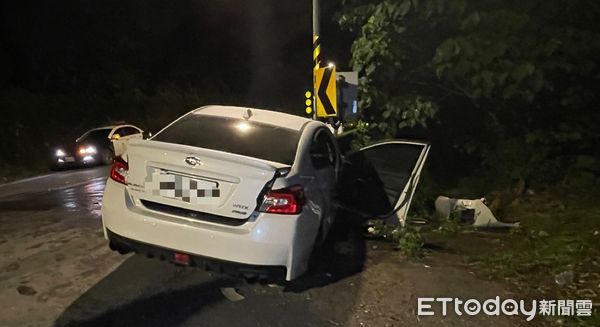 ▲▼ 快訊／新北男自撞護欄「車頭凹陷」　女乘客頸椎受傷送醫。（圖／記者游宗樺翻攝）