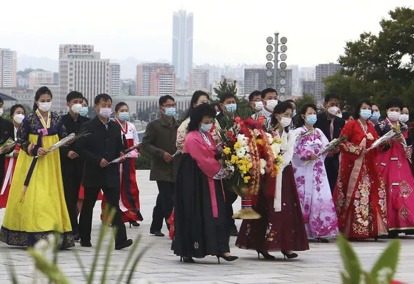 ▲▼平壤民眾前往萬壽台向金日成、金正日雕像獻花。（圖／達志影像／美聯社）