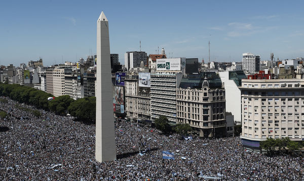 ▲▼阿根廷球迷塞爆市中心，球隊全員改搭直升機行經遊行路線。（圖／路透）