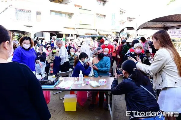 ▲屏縣疫苗施打巡迴車走透透施打             。（圖／記者陳崑福翻攝）