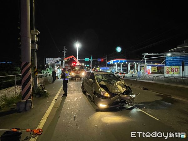 ▲▼新北市三峽區介壽路車禍，騎士遭撞噴飛7m深邊坡。（圖／記者游宗樺翻攝）