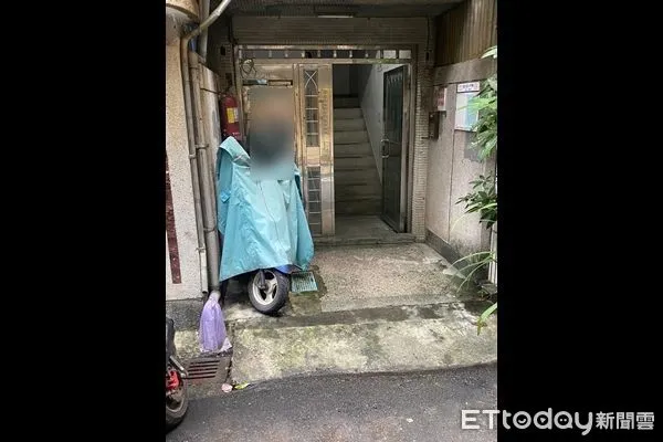 ▲▼中和男下樓牽機車遭仇家持刀刺傷。（圖／記者游宗樺翻攝）