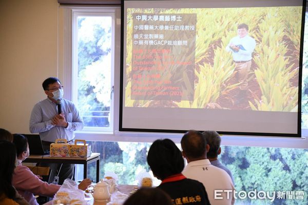 ▲花蓮縣長徐榛蔚一行參訪彰化田尾鄉菁芳園的超大型溫室。（圖／花蓮縣政府提供，下同）