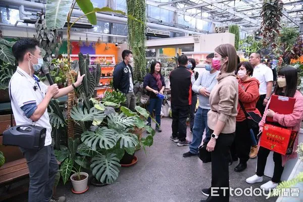 ▲花蓮縣長徐榛蔚一行參訪彰化田尾鄉菁芳園的超大型溫室。（圖／花蓮縣政府提供，下同）