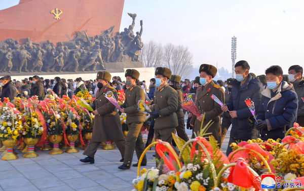 ▲▼金正日逝世11周年，北韓軍官前往平壤錦繡山太陽宮向遺體獻花致敬。（圖／達志影像）