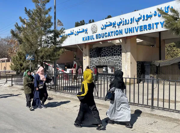 ▲▼2022年2月26日，女學生經過喀布爾教育大學（Kabul Education University）。（圖／路透）