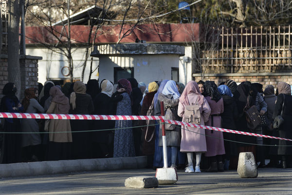 ▲2022年2月26日，女學生聚集在喀布爾大學（Kabul University）門口。（圖／達志影像／美聯社）