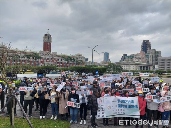 ▲▼菸害防制法躺行政院近一年，社福團體不滿到總統府前抗議。（圖／記者邱中岳翻攝）