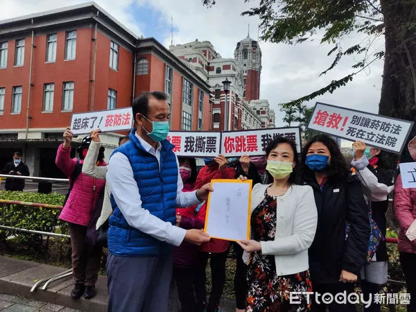 ▲▼菸害防制法躺行政院近一年，社福團體不滿到總統府前抗議。（圖／記者邱中岳翻攝）