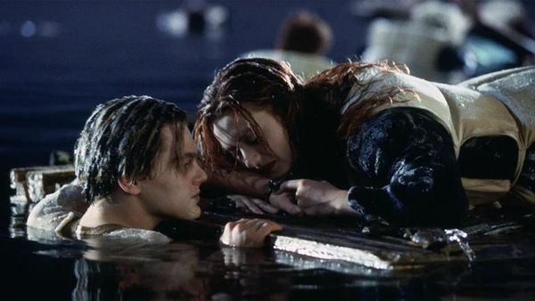 到底李奧納多在《鐵達尼號》是不是非死不可，多年來這話題總是吵得不可開交，還有科普節目特別做研究。（網路圖片）