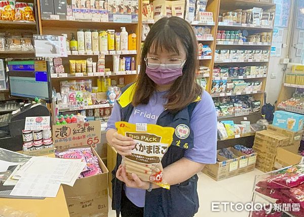 ▲桃園市衛生局稽查人員針對日本輸入食品進行輻射殘留檢測。（圖／記者沈繼昌翻攝）