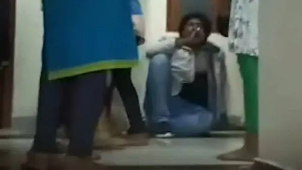 ▲▼印度卡納塔卡邦（Karnataka）中學校長欽馬亞南（Chinmayanand）潛入女生宿舍，意圖性侵一名少女，（圖／翻攝自YouTube）