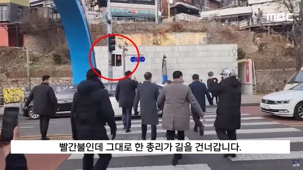 ▲▼南韓國務總理韓悳洙19日下午在大批記者面前闖紅燈，過程被攝影鏡頭拍下。（圖／YouTube@MBCNEWS）