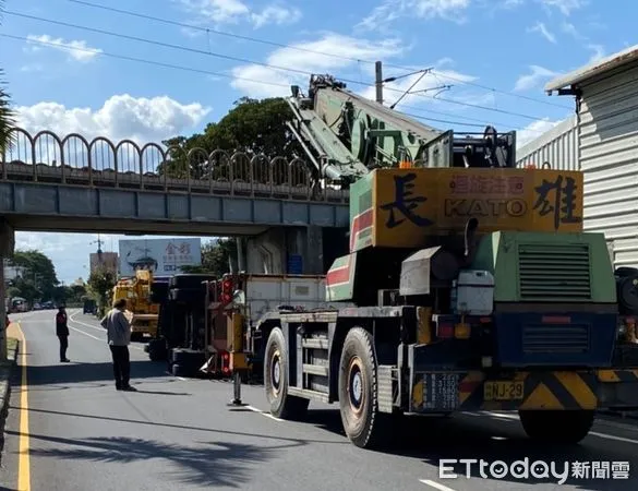 ▲▼花蓮新城貨櫃車撞橋翻覆。（圖／記者王兆麟翻攝）