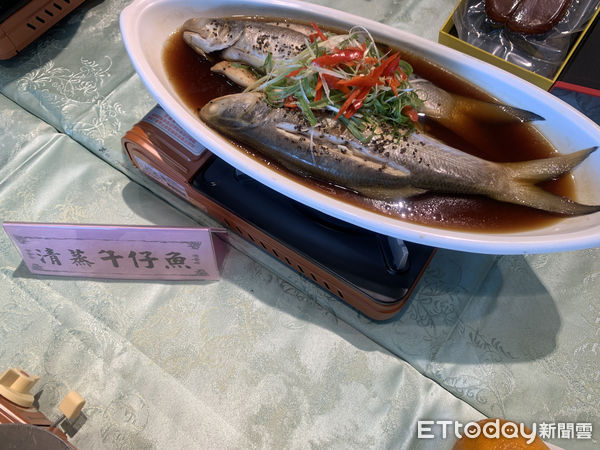 ▲雲林區漁會推出烏魚大餐除了香烤烏金鑽、麻油爆魚膘，還特別力挺「午仔魚」製作清蒸午仔魚等共10道菜，幾乎每年一開放預訂就秒殺。（圖／記者李政遠攝）