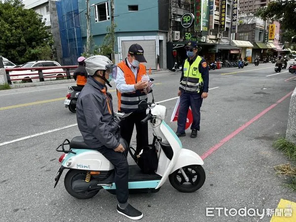 ▲台東監理站，加強攔查微型電動二輪車。（圖／記者楊漢聲翻攝）