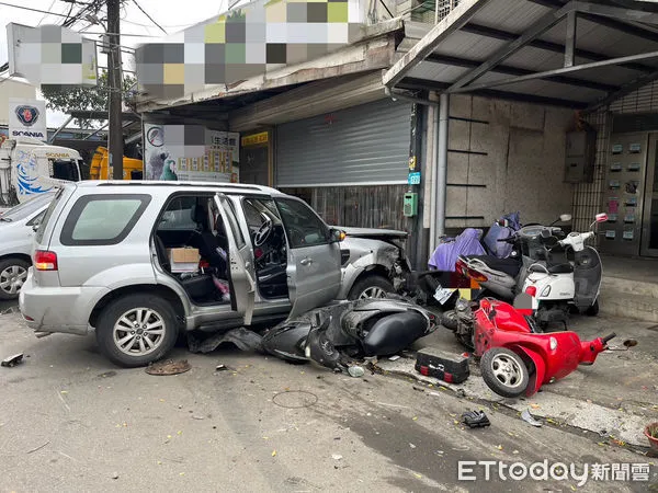 ▲汐止區大同路21日下午發生一起連撞路旁8汽機車的死亡車禍。（圖／記者張君豪翻攝）