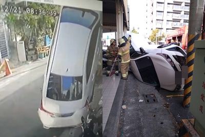 白車失控撞電桿「螞蟻上樹」！側翻重摔落地　5秒畫面超驚人