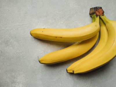 香蕉太容易爛掉？長期保存3方法學起來　倒置擺放可延長期限