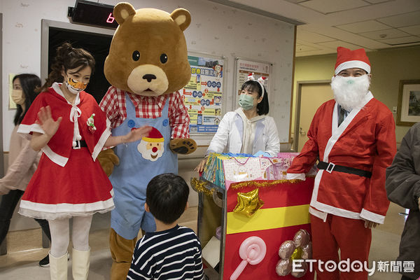 ▲▼ 嘉義長庚陪伴病童暖心過耶誕   。（圖／嘉義長庚醫院提供）