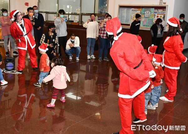 ▲▼ 嘉義縣警局教保服務中心耶誕節前夕舉辦報佳音活動，歡樂氣氛溫暖警察心靈  。（圖／嘉義縣警察局提供）