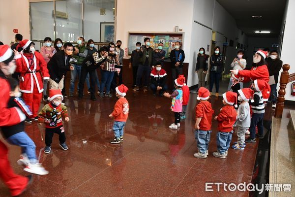 ▲▼ 嘉義縣警局教保服務中心耶誕節前夕舉辦報佳音活動，歡樂氣氛溫暖警察心靈  。（圖／嘉義縣警察局提供）