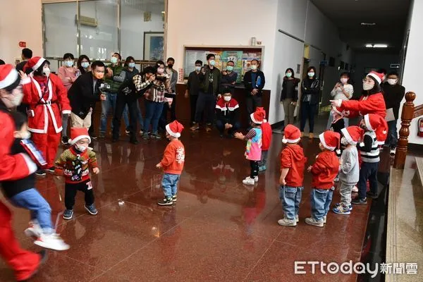 ▲▼ 嘉義縣警局教保服務中心耶誕節前夕舉辦報佳音活動，歡樂氣氛溫暖警察心靈  。（圖／嘉義縣警察局提供）