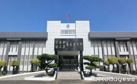 ▲殺警要犯林信吾，傳出不願從台南看守所移監至台南監獄執行，情緒不穩定持原子筆要自戳頸部輕生來抗拒移監，幸好管理員及時壓制制止無大礙。（圖／記者林悅翻攝，下同）