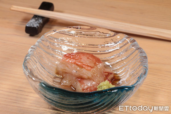 ▲辰壽司冬季推出雙活蟹會席料理。（圖／記者黃士原攝）