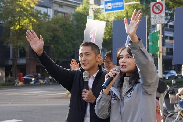 倒數17天！吳怡農站路口拜票　賴品妤相挺：支持好朋友 | ETtoday