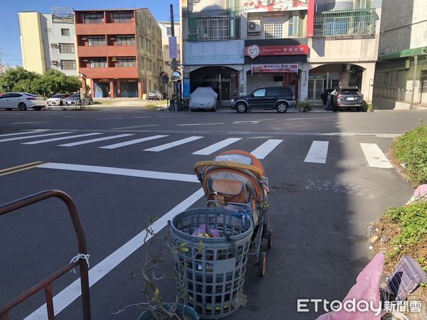 ▲▼彰化無人嬰兒推車過馬路。（圖／民眾提供）