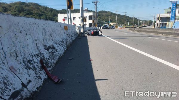 ▲▼省道台6線苗栗市新川里路段發生機車自撞車禍，騎士衝撞後掉落4、5米深稻田，沒有生命跡象。（圖／記者蔡文淵翻攝）