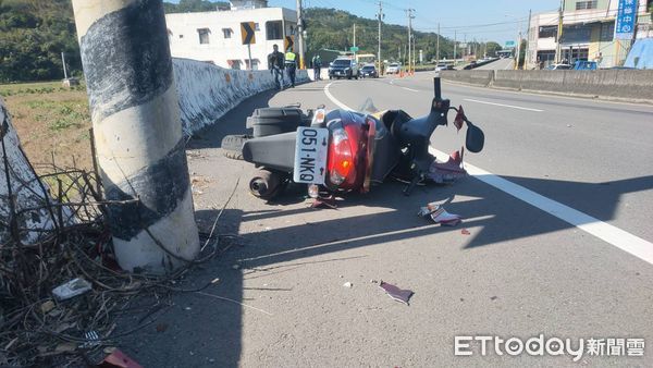 ▲▼省道台6線苗栗市新川里路段發生機車自撞車禍，騎士衝撞後掉落4、5米深稻田，沒有生命跡象。（圖／記者蔡文淵翻攝）