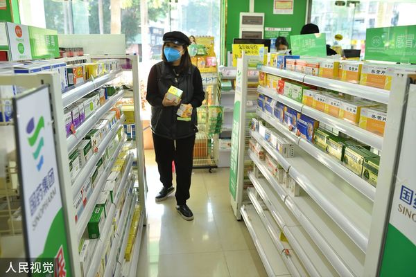 ▲廣州一間藥店內的感冒藥及退燒藥被搬空。（圖／CFP）
