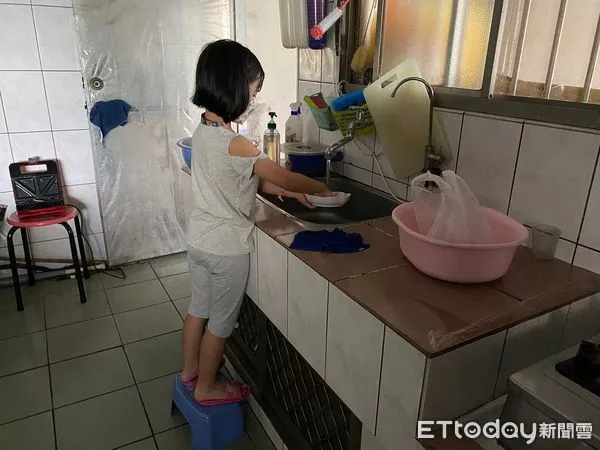▲為了早日獨立自主，7歲的泡泡每天練習做家事。身高不夠的她學洗碗必須踩在椅凳上，才能符合流理台的高度。（圖／中信慈善基金會提供）
