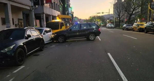 基隆市清晨5點多在信一路傳出車禍，肇事車輛因不明原因撞翻2輛路邊小客車，肇事駕駛卻逃逸，因此警方要求駕駛到案說明，釐清肇事原因。（圖／翻攝畫面）