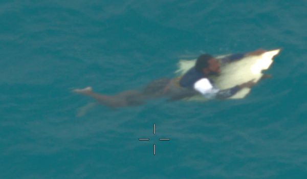 在鯊魚水域小船被撞毀　男「緊抓船碎片」漂浮海上20多小時獲救。（圖／翻攝自Australian Maritime Safety Authority）