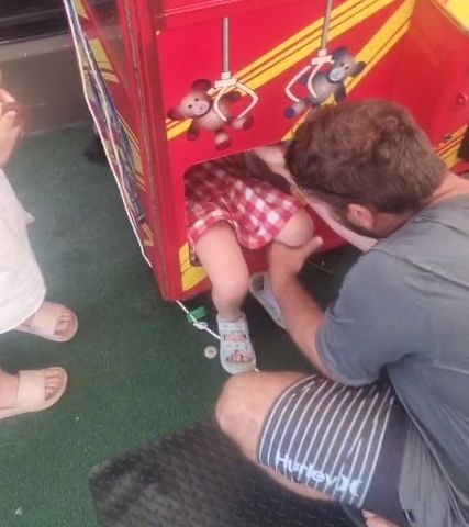 ▲▼小女孩被困在夾娃娃機裡面。（圖／翻攝自Facebook／Melanie Pike）
